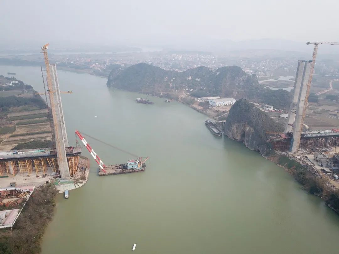 世界最大跨度双线无砟轨道桥首节段钢梁架设成功 世界最大跨度双线无砟轨道桥首节段钢梁架设成功