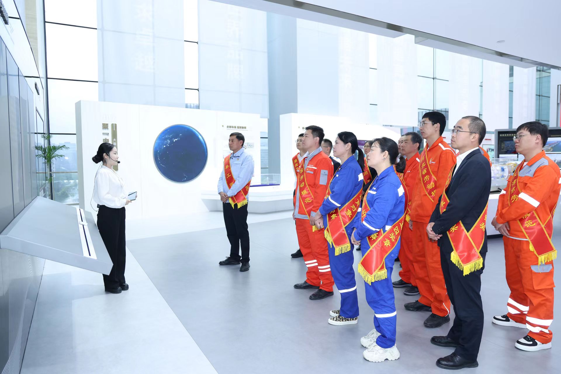 中铁工业召开2025年劳模工匠及青年先进座谈会