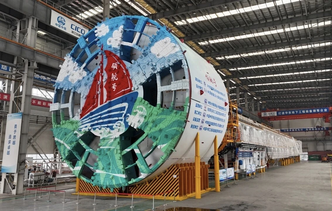 世界最大直径高铁盾构机“领航号”成功“上岸”