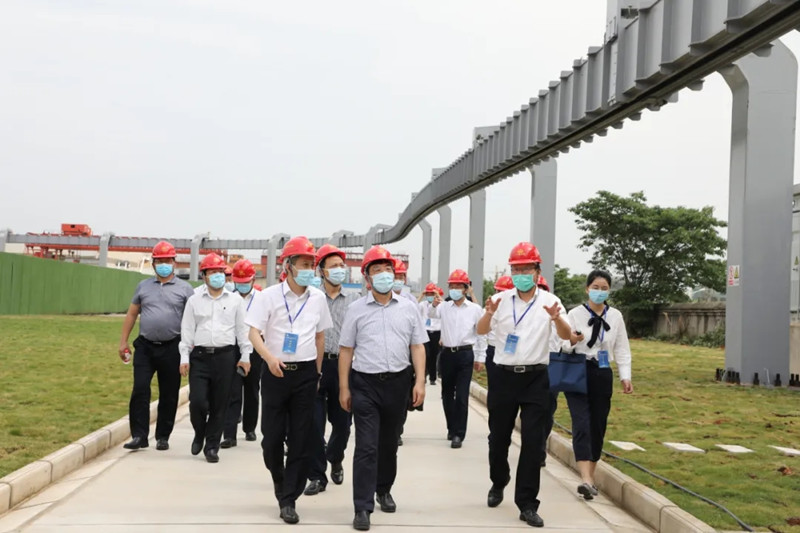 湖北省副省长曹广晶一行试乘“新时代号”空轨